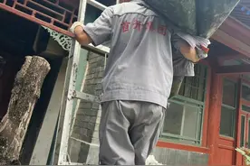 暴雨天，物业师傅守护平房区居民安全度过图片