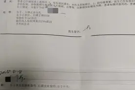 玻璃门五天内连塌两次 青岛万象城以孩子推门为由拒赔伤者图片