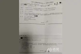 玻璃门五天内连塌两次 青岛万象城以孩子推门为由拒赔伤者图片