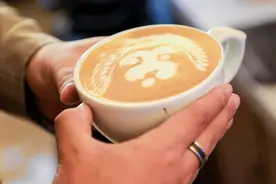 只需“一表一承诺”，瑞幸咖啡在上海开店更快了图片