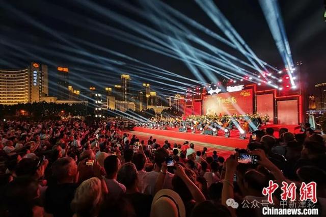 人这一辈子，一定要来天津听一场桥边音乐会！