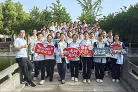 一班三个高分屏蔽考生，查到成绩班主任嘴角压不住了图片