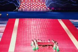 亚残运会开幕式：残障儿童和健全儿童高举五星红旗入场图片