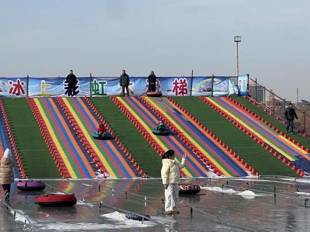 期末考完趣玩冰雪 小凌河冰雪大世界人气旺