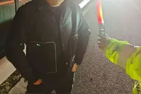 男子酒后在应急车道停车睡觉，被罚21分图片
