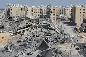 现场直击｜探访以军撤离后的加沙南部小镇：建筑变废墟 居民住街上图片