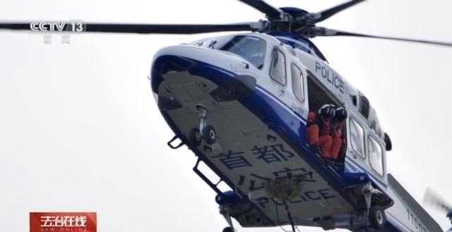 法治在线丨当警察会开直升机有多酷？来看真正的“飞天小女警”的工作Vlog