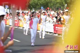 （杭州亚运会）“挡刀女孩”的多彩亚运：火炬手变小青荷展现Z世代风采图片
