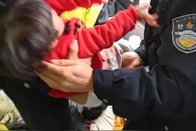 惊险！松江一女童悬在窗外，警方、群众合力营救，化险为夷图片