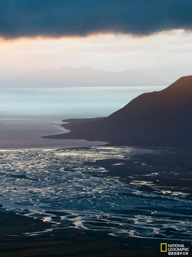 地球两端的“镜像之城”：一座最北一座最南，惊人相似