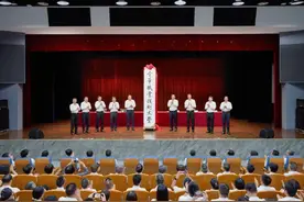 两所新大学，揭牌！图片