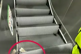 上海地铁站内，有乘客鞋子被夹住，自动扶梯变形？情况说明图片