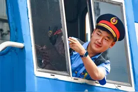 记录中国铁路之变 追“小火车”的他开上了“大火车”图片