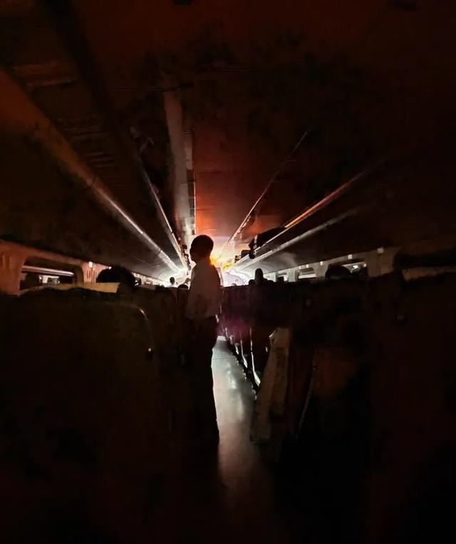 大同开往呼和浩特的D1684次列车疑因车头故障停留荒野4小时，乘客：其间停电车身摇晃，食物很快售罄