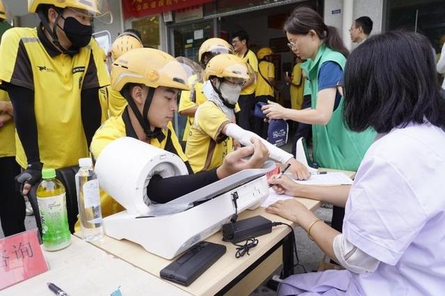 关爱网约配送骑手 共筑健康美好生活，山东省疾控中心举办美团骑手专项健康义诊活动