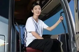 35岁女货车司机：旺季月入6万，有三孩两货车一别墅图片