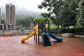 巴中未满两岁女童被狗咬伤面部缝合16针，家长：狗主人仍未找到图片