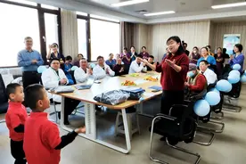 极早早产儿双胞胎与医护人员共度六周岁生日图片