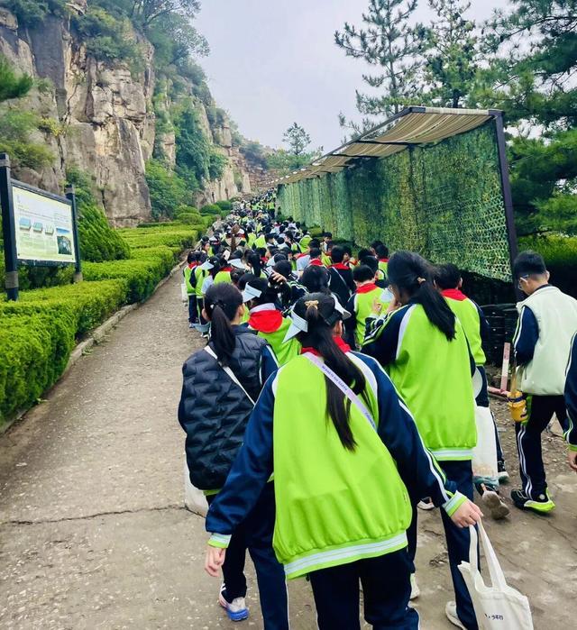 行走的历史课，临沂天上王城景区秋日迎来研学千人团