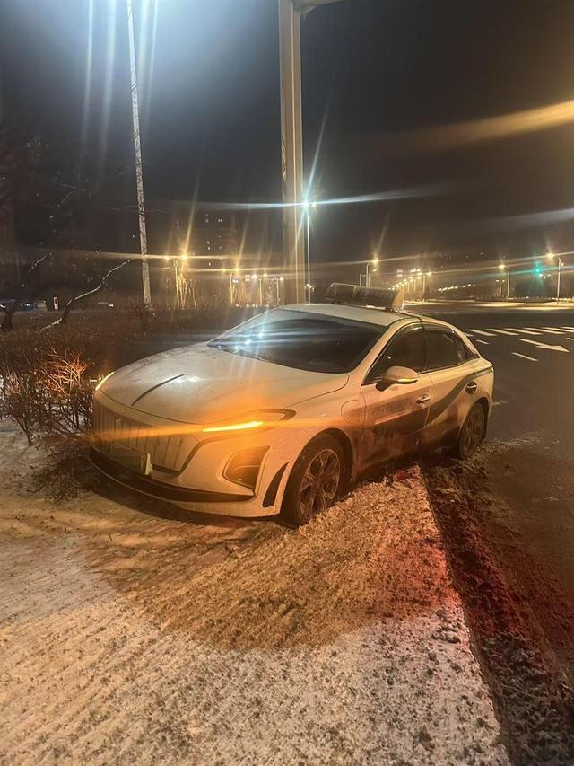 乘客无故殴打出租车司机致车辆失控冲向隔离带，打人者被行政拘留15天并罚款2000元