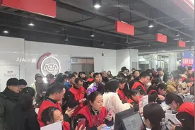 购新补贴拉动春节消费4.4亿元！成都3C数码产品“卖疯了”，有商家营业到深夜12点图片