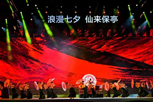 组图：甘工神鸟舞动雨林夜 海南保亭嬉水节迎宾晚会欢动四方客