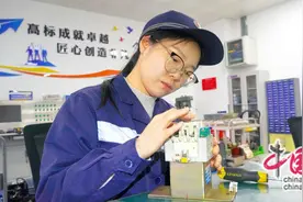 电备组：指尖毫厘 呵护铁路安全畅通(图)图片