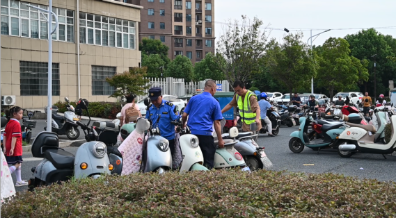 “蓝城管”护学“蓝校服”