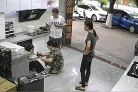 广西贵港高三女孩骑车摔倒后获附近店主帮助，店主：孩子身体已无大碍图片