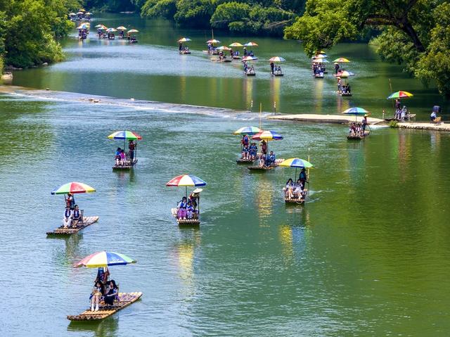 广西阳朔：盛夏泛舟赏景