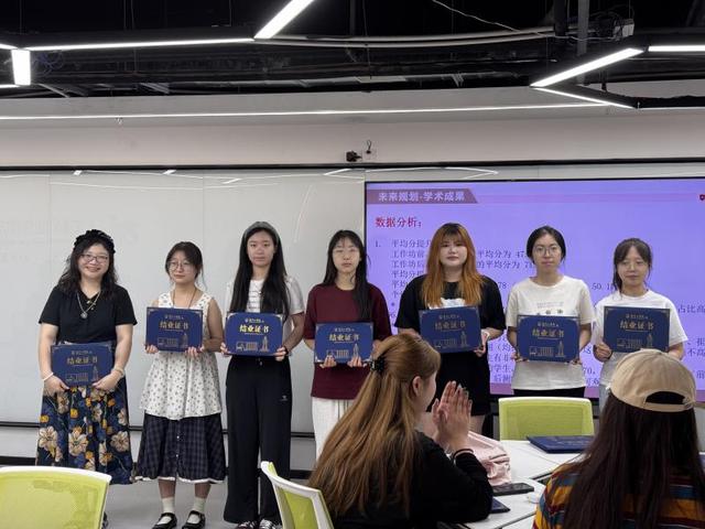跨越海峡的“数字大观园”  红学家张玉明教学生AI画红楼