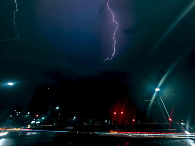变幻莫测！北京夜空闪电好像“银蛇舞动”