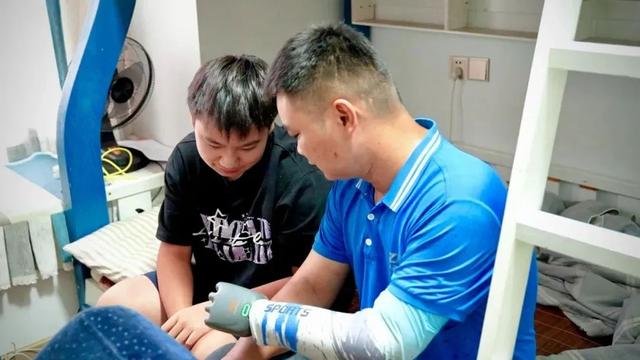 这个夏天，三名快递小哥带上了智能义肢