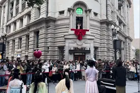 江汉关音乐快闪主打一个曲风反差，民族乐、弦乐、钢琴、电音串烧，游客驻足合唱图片