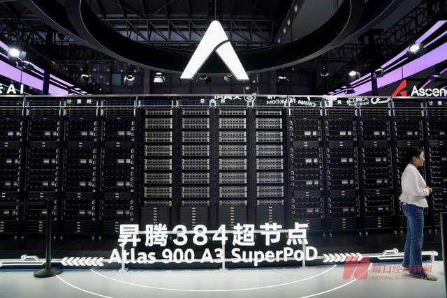直击WAIC 2025丨上海变身未来实验室，机器人、尖端芯片、AI应用⋯⋯众多科技惊艳亮相