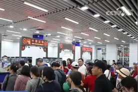多地口岸出入境人数持续攀升 “五一”假期跨境游高峰提前到来图片