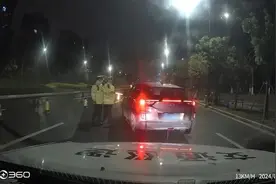 酒驾男子闯卡逃逸，慌乱中连续右转，3分钟后……图片
