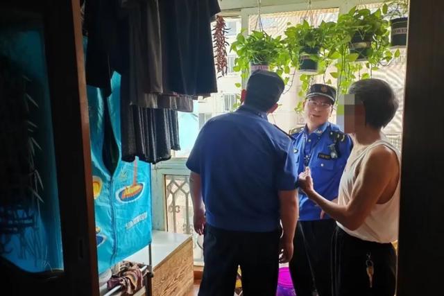 【执法动态】违规“外挂”在居民楼上的鸽子棚，拆了！