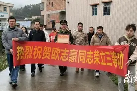 喜报送家中→信宜思贺现役军人荣立三等功图片