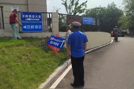 崂山区：整治违规广告，提升城市“靓”度图片