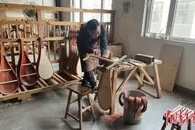 县城里有家大型民族乐器生产基地 那把价值120万的琵琶就诞生在这个北方乐器之都图片