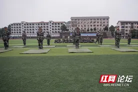 谁手中的“豆腐块”最标准？请看麻阳一中同学们“叠被子”大比拼图片
