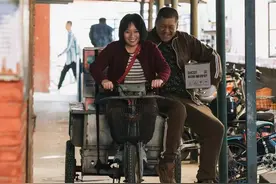 李雪琴和葛大爷搭戏，每场都挺有意思！《爆款好人》今起上映图片