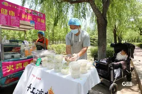 90后“饭团夫妻”奔波7年多摆摊为白血病儿子治病，在青岛收获温暖图片