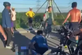 男童被曝跟团骑行摔倒遭对向汽车碾压，资深骑手：应控制好车速与车距图片