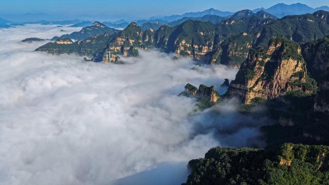 河北承德：浩瀚云海 壮美兴隆山