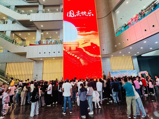 70000人次打卡  郑州科技馆科学“庆”双节