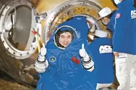 神十八航天员乘组平安回家图片