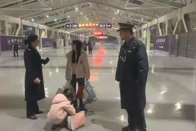 惊险！列车即将关门发车，一名儿童突然冲了出来图片