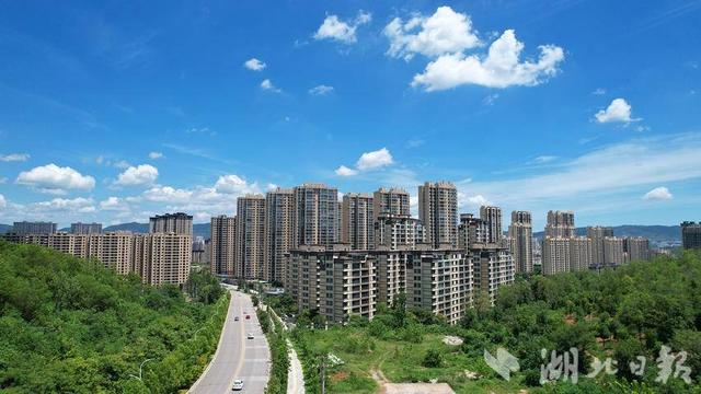 【寻美京山】蓝天白云下的小城诗意